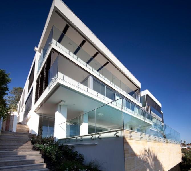K&Kglass modern home with toughened glass balustrade